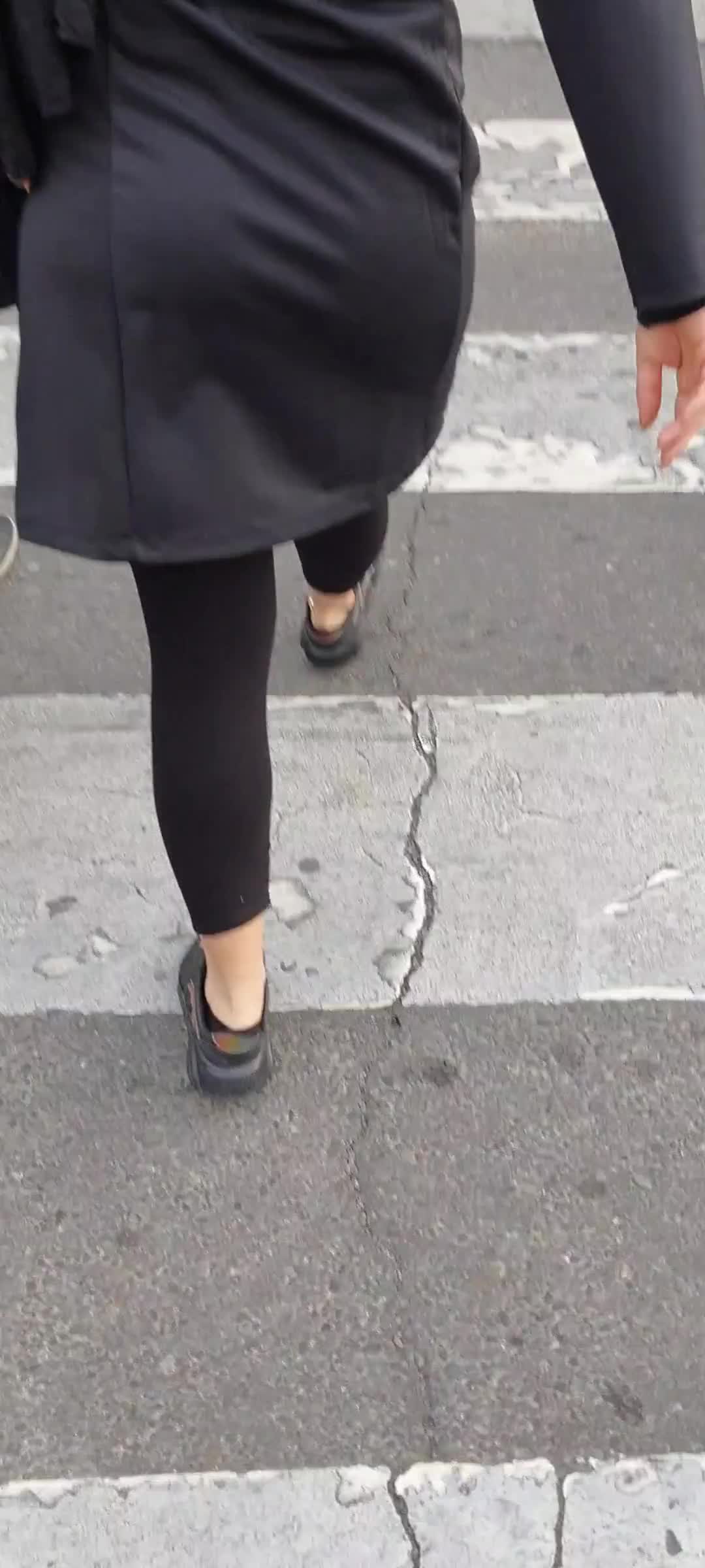 پسره توخیابون مخفیانه و یواشکی از کون یک دختر فیلم گرفته.mp4 - تماشای آنلاین در بکن تو