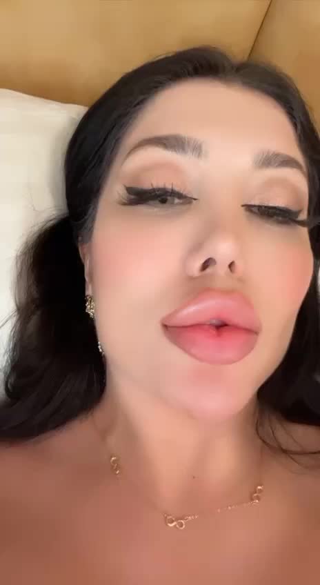 نسیم ممه گنده حشری شده و روی تخت کسشو میماله خودارضایی می کنه.mp4