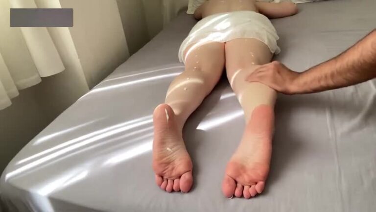 دختر سینه گنده کون گوشتی رو ماساژ سکسی میده.mp4
