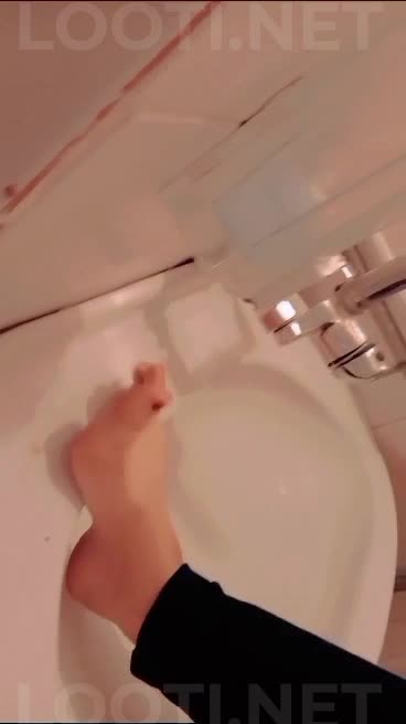دختره رفته داخل حمام و بدن نمایی و کص و کون نمایی میکنه.mp4 - تماشای آنلاین در بکن تو
