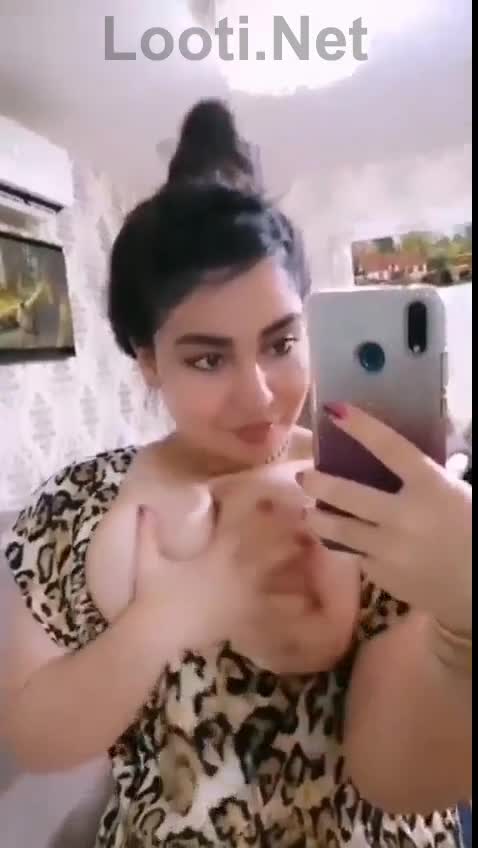 دختره سینه ها رو انداخته بیرون و داره بدن نمایی میکنه.mp4 - تماشای آنلاین در بکن تو