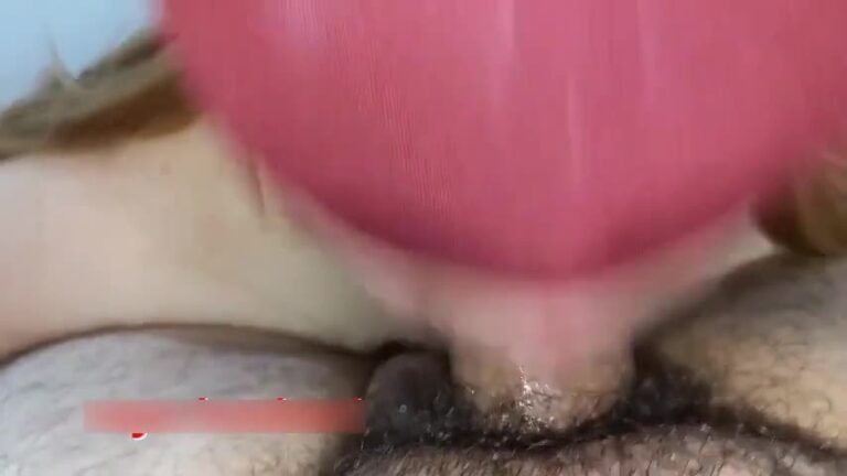 دختر کیر خوابیده شوهرش رو ساک میزنه و راستش میکنه.mp4