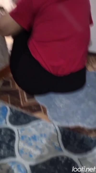 مادر و پسر شمالی بالا سر مادرش وایساده جق میزنه.mp4 - تماشای آنلاین در بکن تو