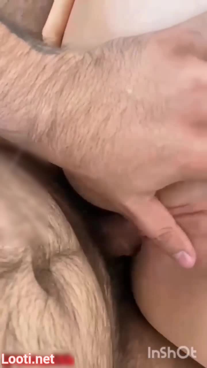 سکس آنال دوست دختر کص صورتی رو از کون میکنه.mp4