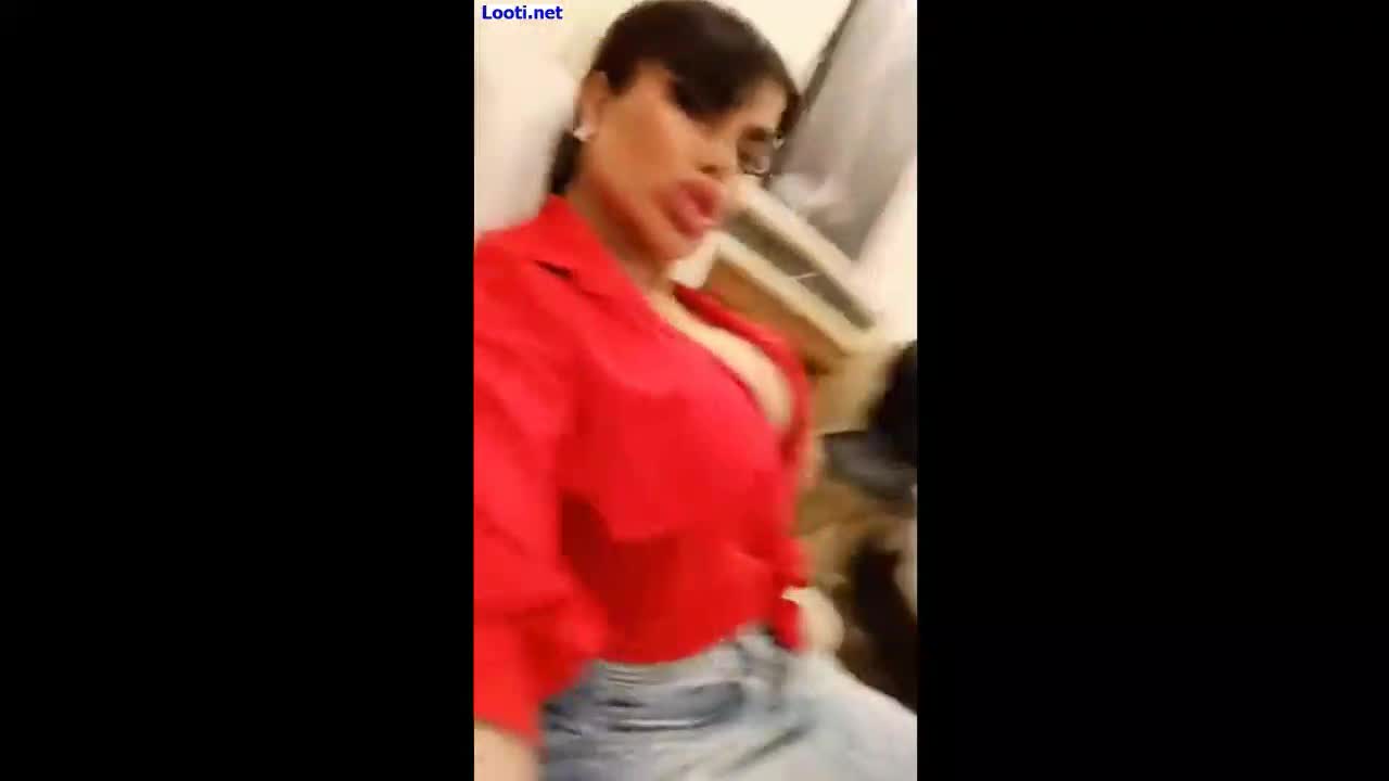لایو زنه نوک ممه هاش میوفته بیرون از لباسش.mp4 - تماشای آنلاین در بکن تو