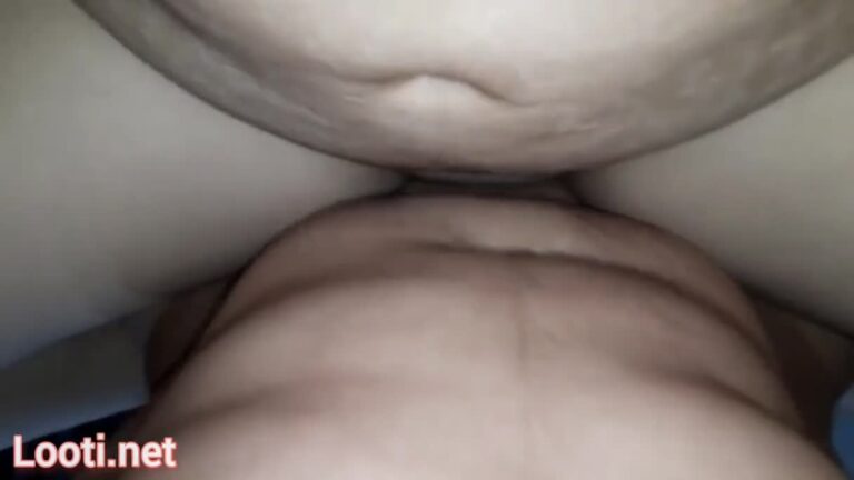 زنش روش بالاپايين ميشه و آبش ميپاشه روي شکمش.mp4