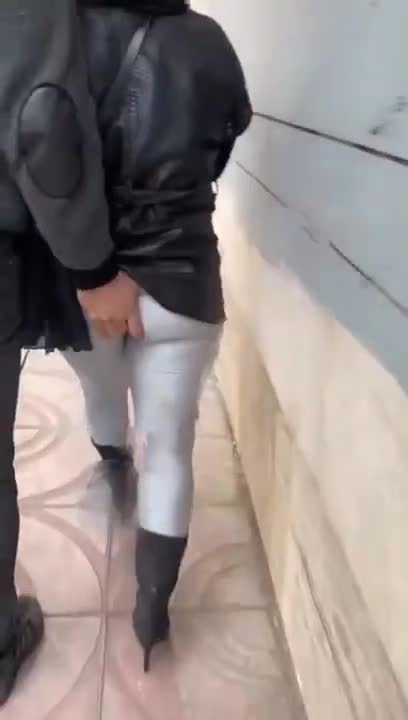 کون دختره تو خیابون میماله . دختره هم مشخصه راضیه.mp4 - تماشای آنلاین در بکن تو