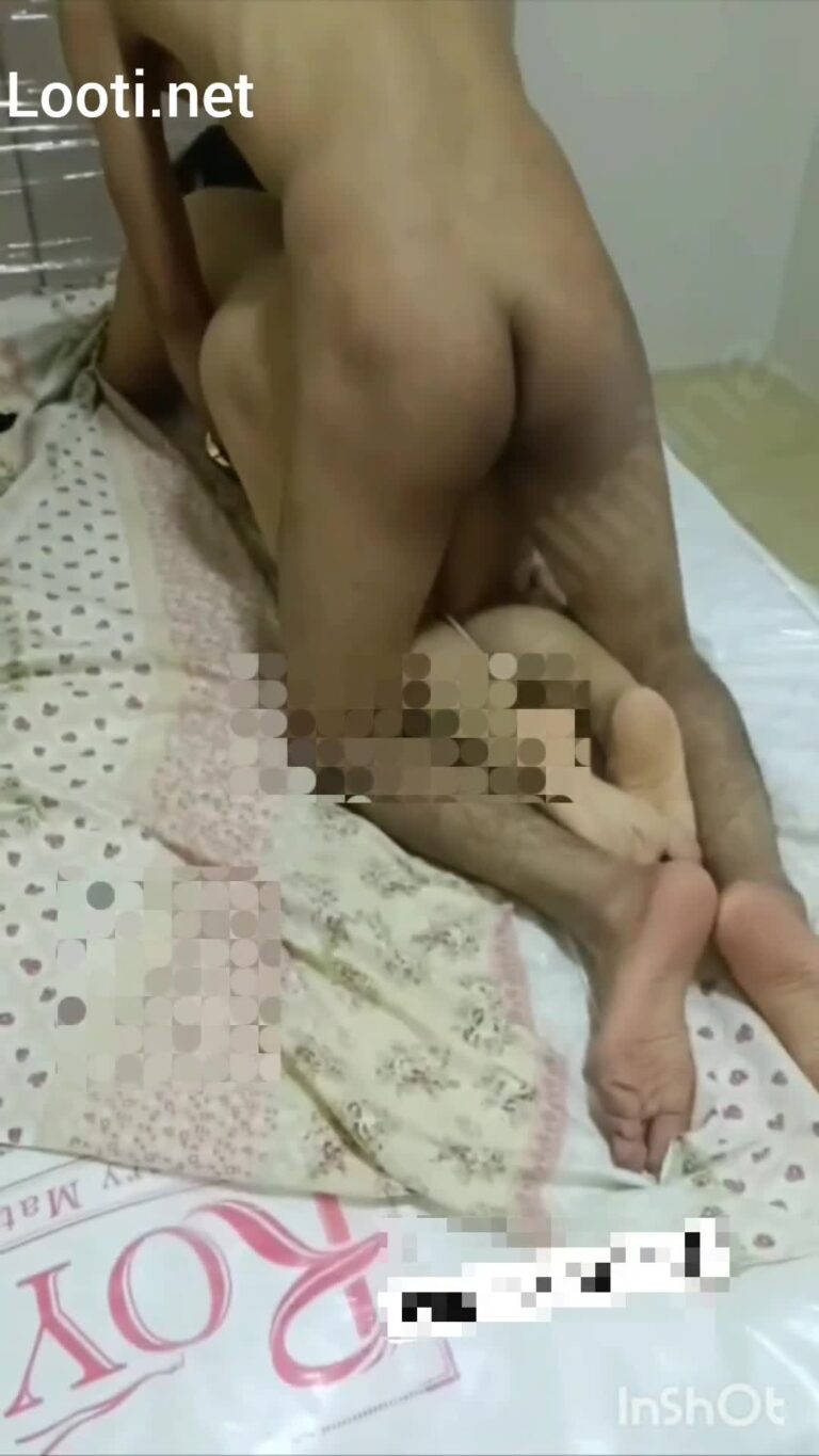 نفر سوم رو تختششون خانمشو جر میده.mp4