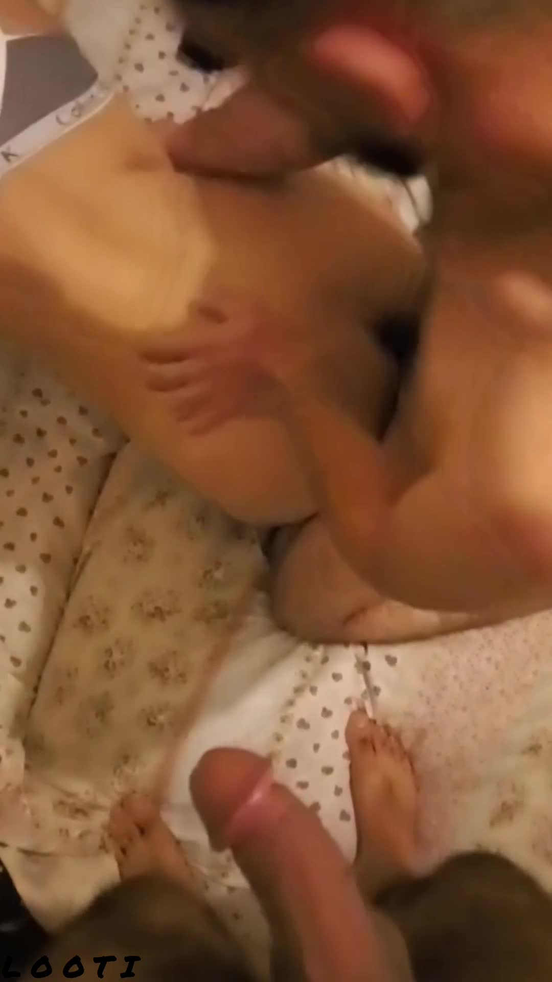 نفرسوم اورده جلو چشاش زنشو میکنه.mp4 - تماشای آنلاین در بکن تو