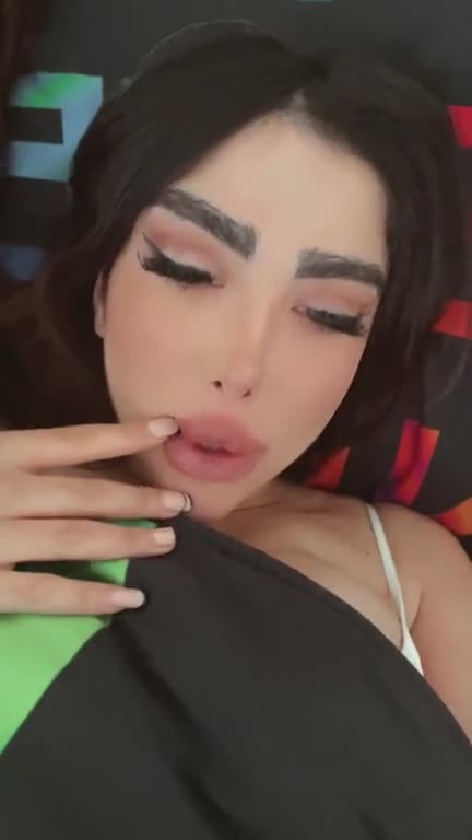 لایو نکته دار دخترای ایرانی، نوک ممه نشون میده.mp4 - تماشای آنلاین در بکن تو