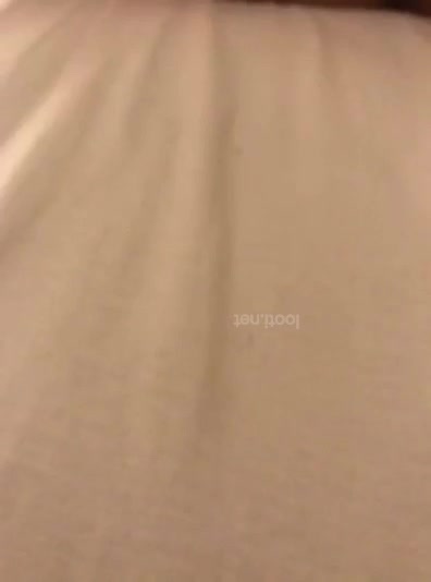 ساک زدن روی تخت بعد میاد زنش کصشو انگشت میکنه.mp4 - تماشای آنلاین در بکن تو