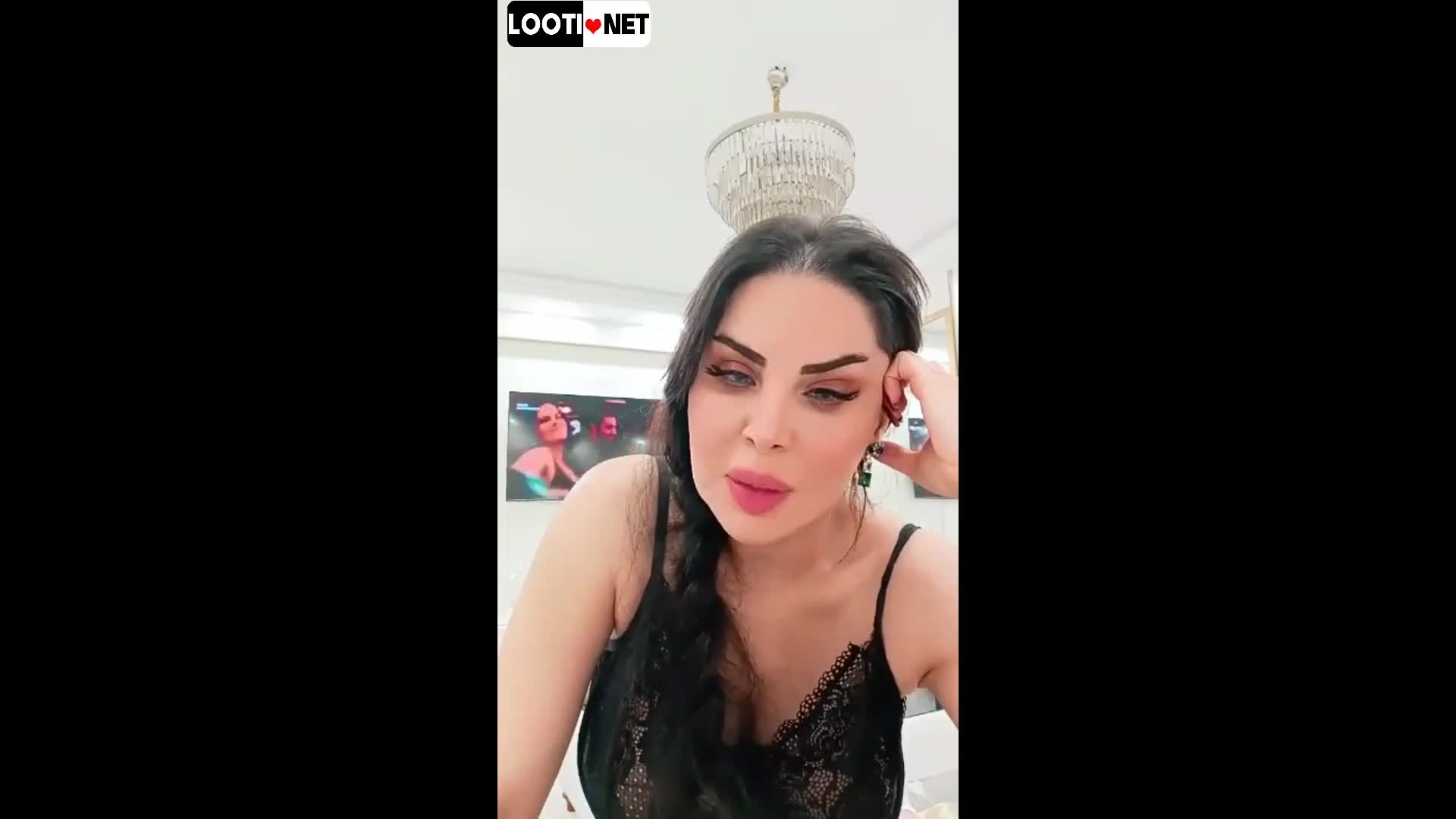 لایو دختره حواسش نیست نوک ممه هاش معلوم میشه.mp4 - تماشای آنلاین در بکن تو